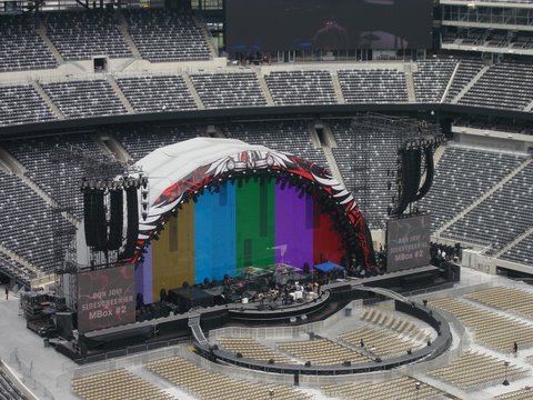 Aug 2010 Mojo Barriers create curve for Bon Jovi’s Circle Tour